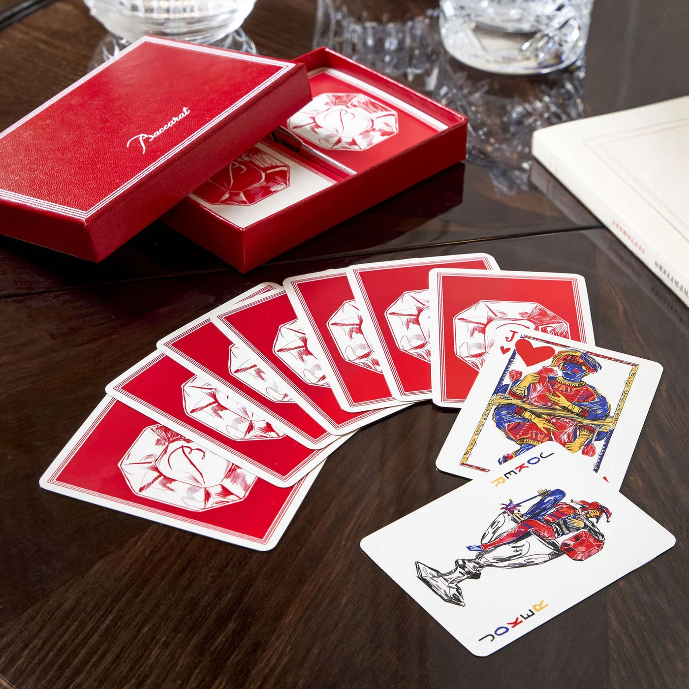 Mesa de bacará con cartas elegantes y fichas de casino